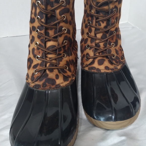 Yoki Leopard Print Winter Boots with Black and Tan Accents - Picture 3 of 4
